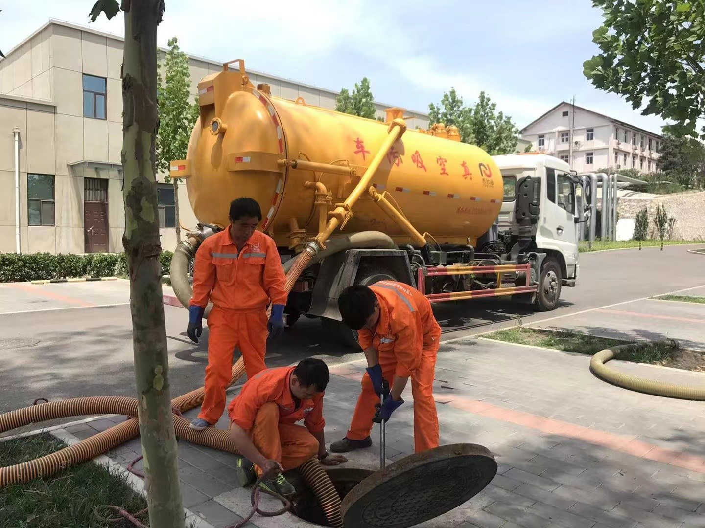 枝江管道疏通车停在窨井附近