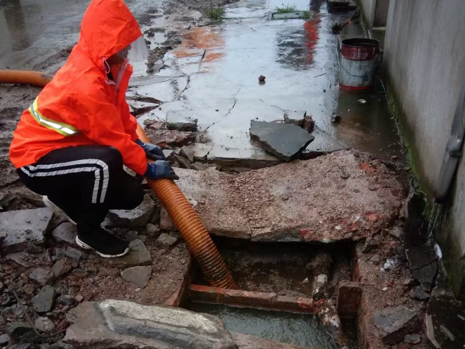 枝江专业清理污水池 炜誉市政以规范流程守护城市 “肠道”