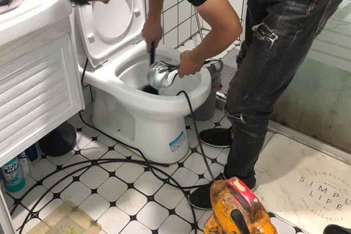 枝江马桶堵塞自己疏通还是找师傅?专业上门服务让你省时更省心